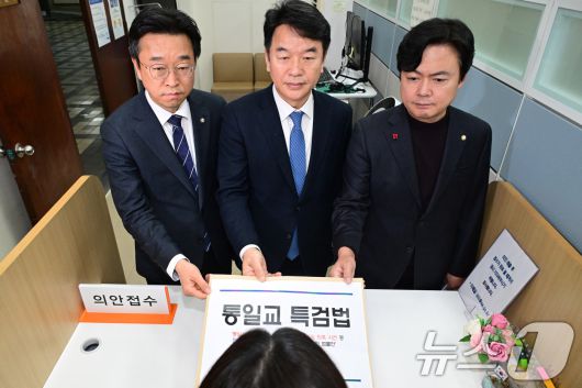 문진석 더불어민주당 원내수석이 26일 서울 여의도 국회 의안과에 통일교 특검법안을 제출하고 있다. (공동취재) 2025.12.26/뉴스1 ⓒ News1 신웅수 기자