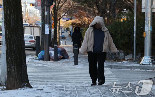 눈이 내려 영하권 추위를 기록한 26일 광주 북구 오치동에서 시민들이 두꺼운 옷차림을 한 채 빙판길을 조심히 걷고 있다. ⓒ News1 박지현 기자