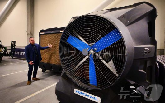 9일(현지시간) 미국 로스앤젤레스 소파이 스타디움에서 시설·캠퍼스 운영 담당 수석 부사장 오토 베네딕트가 포타쿨 증발식 냉각기가 탑재된 대형 선풍기를 소개하고 있다. 2025.12.09. ⓒ AFP=뉴스1 ⓒ News1 이정환 기자
