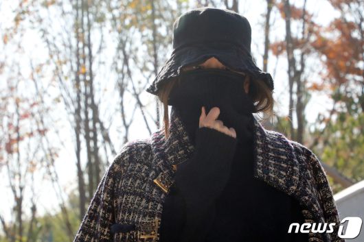 마약 투약 혐의로 1심에서 집행유예를 선고 받고 풀려난 황하나씨가 지난 2019년 11월 8일 오전 경기도 수원시 영통구 수원지방법원에서 열린 항소심 선고 공판에서 집행유예를 선고받은 후 법원을 나서는 모습. 2019.11.8/뉴스1 ⓒ News1