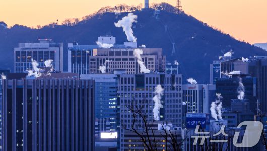 서울의 최저기온이 영하 12도까지 떨어지는 등 강추위를 보인 26일 오전 서울 도심의 빌딩에 난방을 가동하며 발생한 수증기가 피어오르고 있다.  2025.12.26/뉴스1 ⓒ News1 김진환 기자