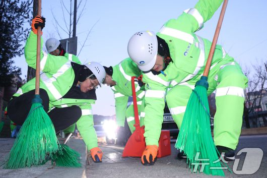 장동혁 국민의힘 대표가 26일 서울 도봉구 일대에서 쓰레기를 정리하고 있다. 2025.12.26/뉴스1 ⓒ News1 신웅수 기자