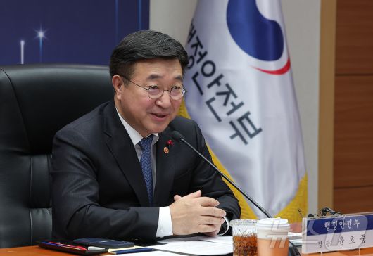 윤호중 행정안전부 장관이 24일 서울 종로구 정부서울청사에서 열린 2025년 제8회 중앙지방정책협의회에서 인사말을 하고 있다. ⓒ News1 김성진 기자