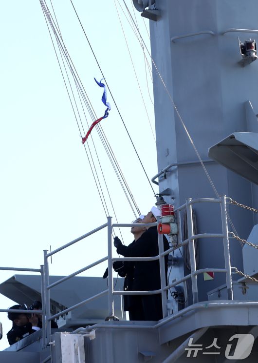 26일 경남 창원 진해구 진해 군항에서 열린 국산 초계함 광명함(PCC·1000톤급) 전역식에서 취역기 강하가 진행되고 있다.2025.12.26/뉴스1 ⓒ News1 윤일지 기자