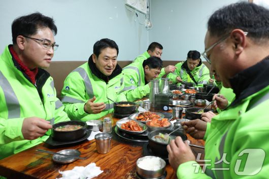 장동혁 국민의힘 대표가 26일 서울 도봉구 일대 청소 봉사활동을 마친 후 환경공무관들과 오찬 간담회를 하고 있다. 2025.12.26/뉴스1 ⓒ News1 신웅수 기자