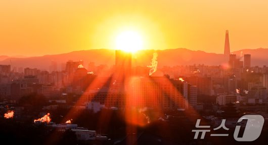 서울의 최저기온이 영하 12도까지 떨어지는 등 강추위를 보인 26일 오전 서울 도심의 빌딩에 난방을 가동하며 발생한 수증기가 피어오르고 있다. 기상청은 이날 경기북동부와 강원내륙·산지, 충북북부, 경북북부를 중심으로 아침 기온이 -15도 안팎으로 떨어지겠다고 예보했다. 2025.12.26/뉴스1 ⓒ News1 김진환 기자