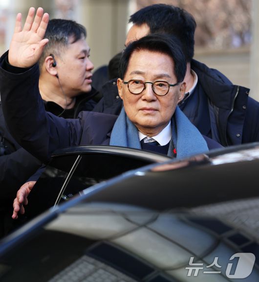 '서해 공무원 피격 사건' 은폐 시도 및 '월북 몰이' 혐의로 기소된 박지원 전 국가정보원장이 26일 오후 서울 서초구 서울중앙지방법원에서 열린 '서해피격 은폐 의혹' 1심 선고 공판에서 무죄를 선고받은 후 지지자들에게 인사하고 있다. 2025.12.26/뉴스1 ⓒ News1 오대일 기자