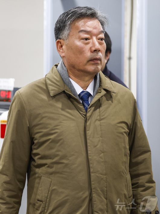 '서해 공무원 피격 사건' 은폐 시도 및 '월북몰이' 혐의로 재판에 넘겨진 김홍희 전 해양경찰청장이 선고기일을 마친 뒤 법원을 나서고 있다. (공동취재) 2025.12.26/뉴스1 ⓒ News1 오대일 기자