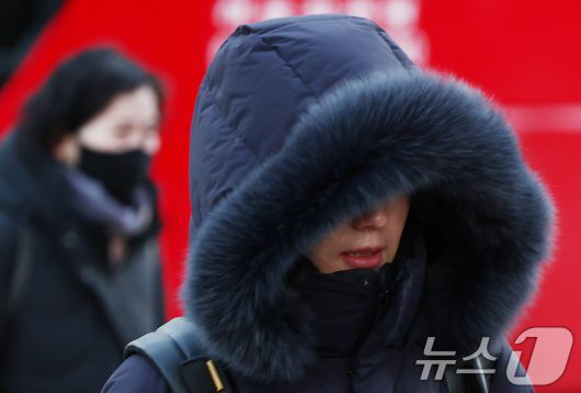 올겨울 첫 한파경보가 발령된 26일 오전 서울 종로구 광화문네거리에서 시민들이 두꺼운 외투를 입고 발걸음을 옮기고 있다. 2025.12.26/뉴스1 ⓒ News1 김민지 기자
