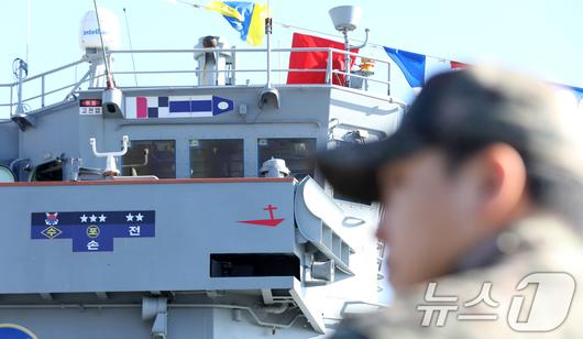 26일 경남 창원 진해구 진해 군항에서 국산 초계함 광명함(PCC·1000톤급) 전역식이 열린 가운데 광명함에 북한 반잠수정을 격침시켰음을 증명하는 표지인 킬마크(Kill Mark)가 새겨져 있다. 2025.12.26/뉴스1 ⓒ News1 윤일지 기자