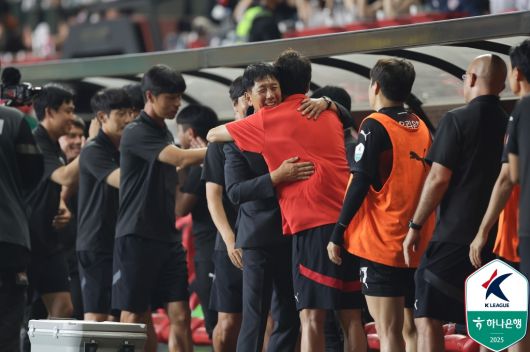 겉으로 보기에는 넘치게 부드럽지만 강단 있는 카리스마의 소유자다. 기성용을 품을 때도 그랬다. (한국프로축구연맹 제공)