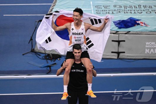 올해 남자 높이뛰기를 양분한 우상혁(위)과 커.ⓒ AFP=뉴스1