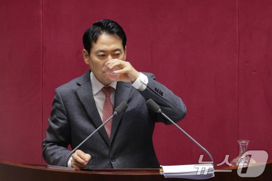 장동혁 국민의힘 대표가 23일 서울 여의도 국회에서 열린 제430회국회(임시회) 제2차 본회의에서 '12·3 윤석열 비상계엄 등에 대한 전담재판부 설치 및 제보자 보호 등에 관한 특별법안(대안)에 대한 수정안'에 대한 무제한 토론(필리버스터)을 하며 목을 축이고 있다. 2025.12.23/뉴스1 ⓒ News1 신웅수 기자