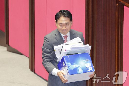 장동혁 국민의힘 대표가 23일 서울 여의도 국회에서 열린 제430회국회(임시회) 제2차 본회의에서 '12·3 윤석열 비상계엄 등에 대한 전담재판부 설치 및 제보자 보호 등에 관한 특별법안(대안)에 대한 수정안'에 대한 무제한 토론(필리버스터)을 마친 후 본회의장을 나서고 있다. 2025.12.23/뉴스1 ⓒ News1 신웅수 기자