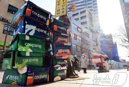 2일 서울 중구 한 빌딩 앞에 쿠팡 배송박스들이 쌓여 있다. 2025.12.2/뉴스1 ⓒ News1 이호윤 기자