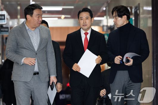 장동혁 국민의힘 대표가 28일 서울 여의도 국회에서 열린 현안 기자간담회에 참석하며 정희용 사무총장과 대화하고 있다. 2025.12.28/뉴스1 ⓒ News1 유승관 기자