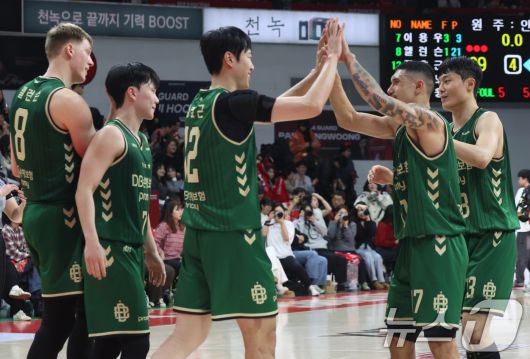 원주 DB 선수들. /뉴스1 DB ⓒ News1 김명섭 기자