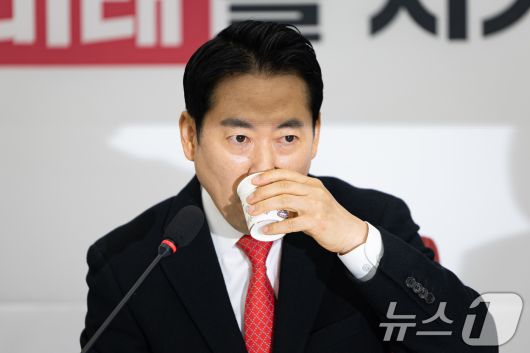 장동혁 국민의힘 대표가 28일 서울 여의도 국회에서 열린 현안 기자간담회에서 모두 발언 후 물을 마시고 있다. 2025.12.28/뉴스1 ⓒ News1 유승관 기자