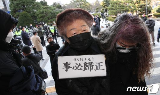 '5·18 헬기사격'을 증언한 고(故) 조비오 신부에 대한 사자명예훼손 혐의를 받고 있는 전두환 씨에 대한 1심 선고가 열린 지난 2020년 11월30일 오후 광주 동구 광주지법에서 안성례 전 오월어머니집 이사장이 '살인죄 처벌'이라는 문구를 목에 걸고 있다. 2020.11.30/뉴스1