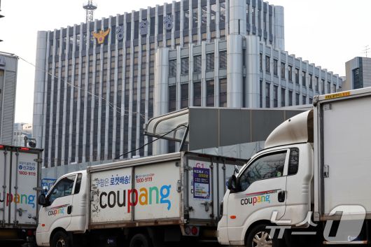 28일 서울 시내 한 쿠팡 물류센터 앞에 주차돼 있는 쿠팡카(쿠팡 배송트럭) 너머로 경찰청이 보이고 있다. 2025.12.28/뉴스1 ⓒ News1 황기선 기자