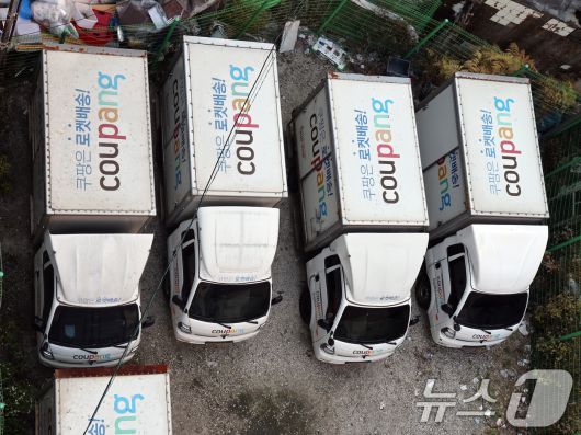 1일 서울 시내의 주차장에 쿠팡 배송트럭이 주차돼 있다.  2025.12.1/뉴스1 ⓒ News1 황기선 기자