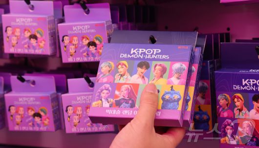 경기 용인시 에버랜드 내 케이팝 데몬 헌터스 팝업존을 찾은 관람객이 굿즈를 구매하고 있다. ⓒ News1 장수영 기자