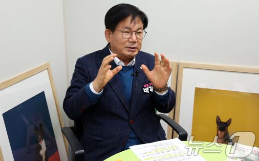 박강수 마포구청장이 23일 서울 마포구 마포반려동물캠핑장에서 뉴스1과 인터뷰를 하고 있다. 2025.12.23/뉴스1 ⓒ News1 김명섭 기자