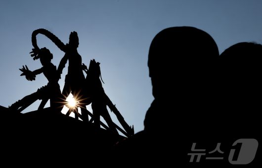 경기 용인시 에버랜드 내 케이팝 데몬 헌터스 팝업존을 찾은 관람객들이 조형물을 관람하고 있다. ⓒ News1 장수영 기자