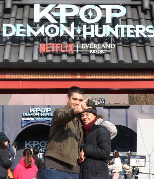 경기 용인시 에버랜드 내 케이팝 데몬 헌터스 팝업존을 찾은 외국인 관람객들이 기념촬영하고 있다. ⓒ News1 장수영 기자