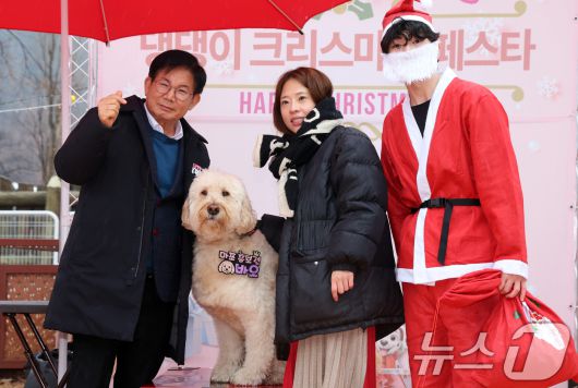 박강수 마포구청장이 23일 서울 마포구 마포반려동물캠핑장에서 열린 댕댕이 크리스마스 페스타 주간 펫세권 마포 홍보견 '바오' 데뷔 데이 행사에서 '바오'와 교감하고 있다.  2025.12.23/뉴스1 ⓒ News1 김명섭 기자