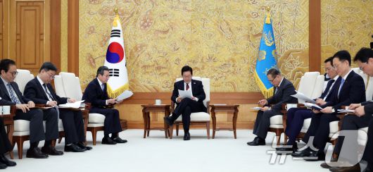 이재명 대통령이 29일 대통령실 이전 작업이 마무리된 청와대로 출근한 뒤 위성락 안보실장, 김용범 정책실장을 비롯한 참모들과 차담을 하고 있다. (청와대통신사진기자단) 2025.12.29/뉴스1 ⓒ News1 이재명 기자