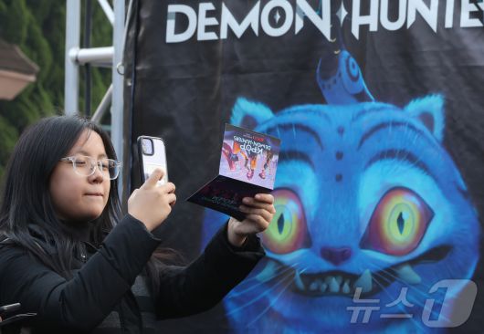 경기 용인시 에버랜드 내 케이팝 데몬 헌터스 팝업존을 찾은 관람객이 컨텐츠를 즐기고 있다. ⓒ News1 장수영 기자
