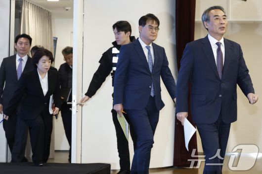 김건희와 명태균·건진법사 관련 국정농단 및 불법 선거 개입 사건 등 진상규명을 위한 특별검사팀 민중기 특별검사가 29일 오전 서울 종로구 KT광화문빌딩 웨스트에 마련된 특별검사팀 브리핑룸에서 특검 수사 결과 종합 브리핑을 하기위해 입장하고 있다. 2025.12.29/뉴스1 ⓒ News1 박정호 기자