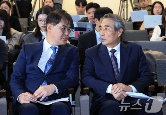 김건희와 명태균·건진법사 관련 국정농단 및 불법 선거 개입 사건 등 진상규명을 위한 특별검사팀 민중기 특별검사(오른쪽)와 김형근 특검보가 29일 오전 서울 종로구 KT광화문빌딩 웨스트에 마련된 특별검사팀 브리핑룸에서 특검 수사 결과 종합 브리핑에서 대화를 나누고 있다. 2025.12.29/뉴스1 ⓒ News1 박정호 기자