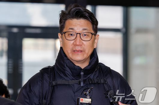 문지석 광주지검 부장검사가 14일 오전 서울 서초구 안권섭 특별검사팀 사무실에서 '쿠팡 일용직 노동자 퇴직금 미지급 사건' 관련 참고인 신분으로 두 번째 조사를 받기 전 취재진 질문에 답하고 있다. 2025.12.14/뉴스1 ⓒ News1 안은나 기자