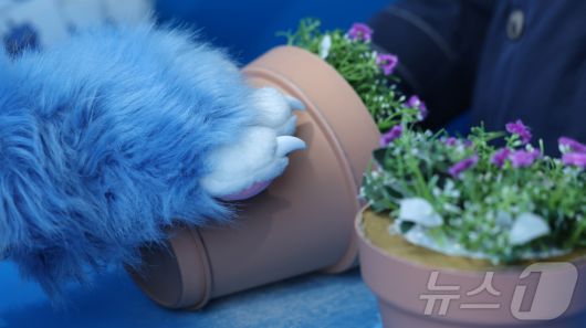 경기 용인시 에버랜드 내 케이팝 데몬 헌터스 팝업존을 찾은 관람객이 컨텐츠를 즐기고 있다. ⓒ News1 장수영 기자