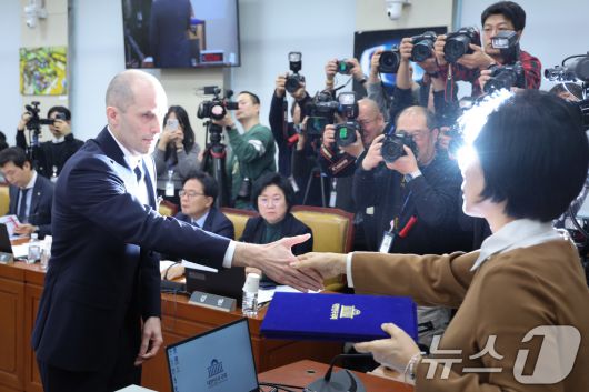 해롤드 로저스 쿠팡 임시 대표가 17일 서울 여의도 국회 과학기술정보방송통신위원회에서 열린 쿠팡 침해사고 관련 청문회에서 증인 선서문을 최민희 위원장에게 제출하고 있다. 2025.12.17/뉴스1 ⓒ News1 신웅수 기자