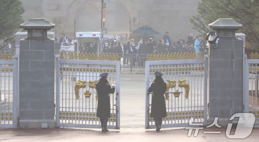 이재명 대통령의 차량이 29일 오전 청와대 정문이 열리고 있다. 윤석열 전 대통령이 청와대를 떠난 지 약 '3년 7개월' 만에 다시 청와대 시대가 열렸다. (청와대통신사진기자단) 2025.12.29/뉴스1 ⓒ News1 허경 기자