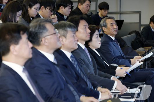 김건희와 명태균·건진법사 관련 국정농단 및 불법 선거 개입 사건 등 진상규명을 위한 특별검사팀 민중기 특별검사가 29일 오전 서울 종로구 KT광화문빌딩 웨스트에 마련된 특별검사팀 브리핑룸에서 진행된 특검 수사 결과 종합 브리핑에서 김형근 특검보의 발표를 지켜보고 있다. 2025.12.29/뉴스1 ⓒ News1 박정호 기자