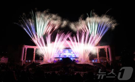 경기 용인시 에버랜드에서 케이팝 데몬 헌터스를 주제로 불꽃놀이가 펼쳐지고 있다. ⓒ News1 장수영 기자