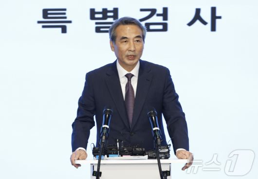 김건희와 명태균·건진법사 관련 국정농단 및 불법 선거 개입 사건 등 진상규명을 위한 특별검사팀 민중기 특별검사가 29일 오전 서울 종로구 KT광화문빌딩 웨스트에 마련된 특별검사팀 브리핑룸에서 특검 수사 결과 종합 브리핑을 하고 있다. 2025.12.29/뉴스1 ⓒ News1 박정호 기자