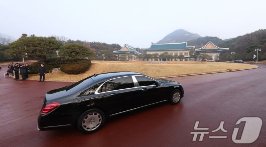 이재명 대통령 탑승 차량행렬이 29일 청와대로 들어서고 있다. 이 대통령은 이날부터 청와대에서 집무를 시작한다. (청와대통신사진기자단) 2025.12.29/뉴스1 ⓒ News1 이재명 기자