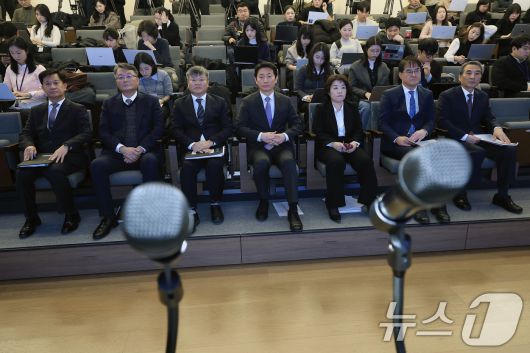김건희와 명태균·건진법사 관련 국정농단 및 불법 선거 개입 사건 등 진상규명을 위한 특별검사팀 민중기 특별검사(오른쪽부터)와 김형근, 오정희, 박상진, 문홍주, 김경호, 박노수 특검보가 29일 오전 서울 종로구 KT광화문빌딩 웨스트에 마련된 특별검사팀 브리핑룸에서 특검 수사 결과 종합 브리핑을 마친 뒤 질의응답을 준비하고 있다. 2025.12.29/뉴스1 ⓒ News1 박정호 기자