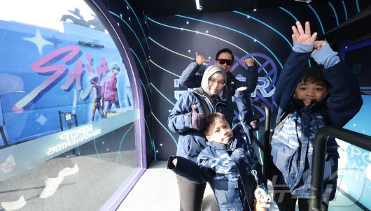 경기 용인시 에버랜드 내 케이팝 데몬 헌터스 팝업존을 찾은 외국인 관람객들이 컨텐츠를 즐기고 있다. ⓒ News1 장수영 기자