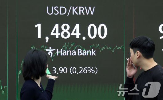 지난 12월 23일 오후 서울 중구 하나은행 딜링룸 전광판에 달러·원 환율이 나타나고 있다. 2025.12.23/뉴스1 ⓒ News1 박지혜 기자