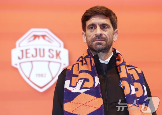 세르지우 코스타 신임 제주SK FC 감독이 29일 오전 서울 강서구 메이필드호텔에서 열린 공식 취임 기자회견에서 제주SK FC 공식 머플러를 하고 기념촬영을 하고 있다. 2025.12.29/뉴스1 ⓒ News1 김민지 기자