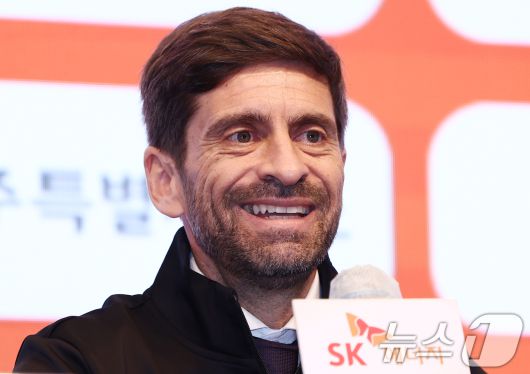 세르지우 코스타 신임 제주SK FC 감독이 29일 오전 서울 강서구 메이필드호텔에서 열린 공식 취임 기자회견에서 각오를 밝히고 있다. 2025.12.29/뉴스1 ⓒ News1 김민지 기자