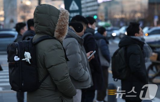 수도권 최저기온이 영하권을 보인 30일 오후 서울 광화문네거리에서 추위에 움츠린 시민들이 신호를 기다리고 있다. 2025.12.30/뉴스1 ⓒ News1 구윤성 기자