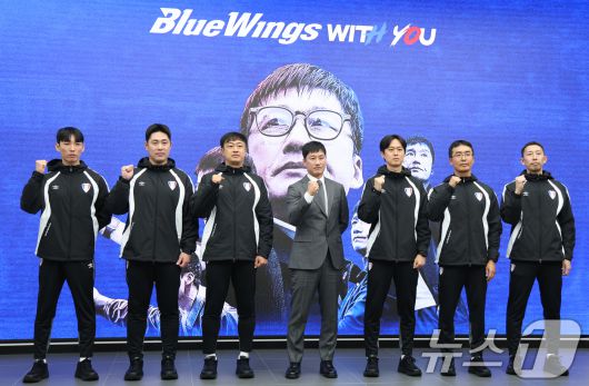 이정효 수원삼성 신임 감독이 2일 경기 수원시 권선구 도이치오토월드 차란차 스튜디오에서 열린 취임 기자회견에서 코칭스텝과 함께 기념촬영을 하고 있다. 2026.1.2/뉴스1 ⓒ News1 김영운 기자