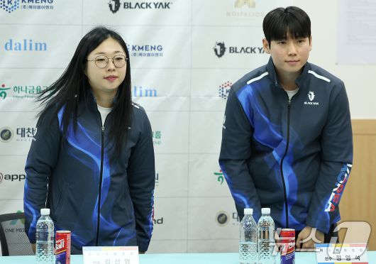 2일 오후 서울 송파구 서울올림픽파크텔에서 열린 '2025 밀라노-코르티나담페초 동계올림픽 & 동계패럴림픽 컬링 국가대표 출정식'에 참가한 믹스더블컬링팀의 김선영과 정영석(오른쪽)이 인사를 하고 있다. 2026.1.2/뉴스1 ⓒ News1 김진환 기자